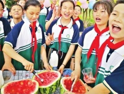 在线播放今日吃瓜校园政坛,吃瓜群众围观热点事件